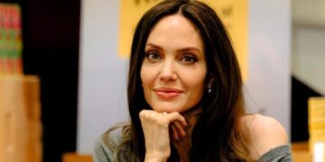 Анџелина Џоли ја продава вилата и се сели надвор од САД