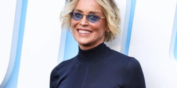 (Фото) Закопчана до грло, а сепак толку секси: изданието на Шерон Стоун заслужува аплауз