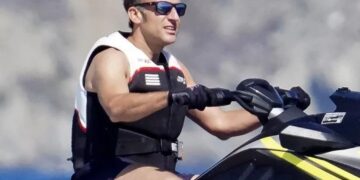 (Фото) Францускиот претседател Макрон ги покажа стомачните мускули