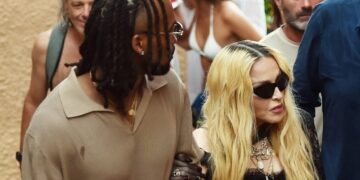 (Видео) Мадона се прошета во Италија со своето 38 години помладо момче: „Внукот оди рака под рака со баба“