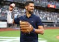 (Видео) Ѓоковиќ имаше чест да го фрли првиот „пич“ пред големо бејзбол дерби во САД