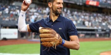 (Видео) Ѓоковиќ имаше чест да го фрли првиот „пич“ пред големо бејзбол дерби во САД