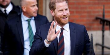 Принцот Хари оди во Велика Британија на третата годишнина од смртта на неговата баба, кралицата Елизабета