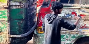 (Видео) Автобусите постојано се судираат и продолжуваат како ништо да не било, сообраќајниот хаос во Бангладеш е рутина