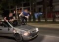 МВР ги гони младите момци кои се возеа на „Партизанска“ на хауба, возачот немал ниту дозвола