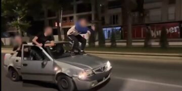 МВР ги гони младите момци кои се возеа на „Партизанска“ на хауба, возачот немал ниту дозвола