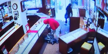 (Видео) Филмски грабеж: четворица маскирани крадци испразнија златарница за само 90 секунди