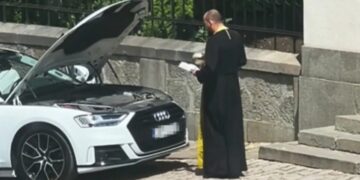 Вирално видео: свештеник пред црква освети „ауди“ – Балканкан