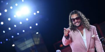 Џејсон Момоа во розово од глава до пети, се појави во Венеција со папучи и лакирани нокти