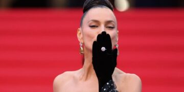 (Фото) Изгледа нереално во новата модна кампања