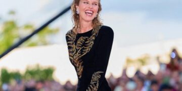 (Фото) Поранешна манекенка сè уште без конкуренција: демонстрираше моќ на црвениот тепих