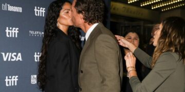 (Фото) Дури и по толку години, холивудскиот шармер не може да ја сокрие својата страст кон неа