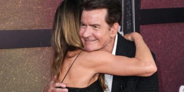 (Фото/Видео) Првата прегратка по 20 години од разводот: поранешните љубовници не ја кријат својата среќа