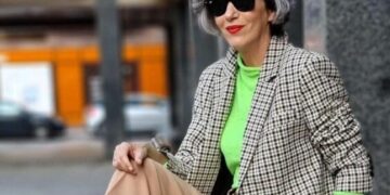Најдобрите модни комбинации за есен 2025: идеални за жени над 50 години