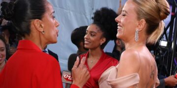 (Фото) Џиновска тетоважа на голиот грб: Скарлет Јохансон главна на шоуто