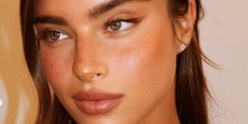 (Фото) Тајната за совршениот есенски изглед: новиот тренд за шминкање ги освојува улиците