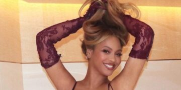 (Фото) Бијонсе исто така ги сака „голите фустани“, а нејзините облини ги заслужуваат