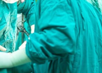 Црв од шест сантиметри отстранет од очниот капак на пациент во БиХ