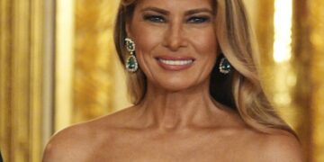 (Фото) Моден „судир“: Меланија ја покажа својата моќ со голи рамена и шлиц, Кејт воодушеви во свила и чипка