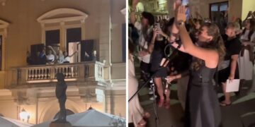 (Видео) Обожавателите ѝ пееја на Брена под прозорецот по нејзиниот настап во Ровињ, таа им се придружи