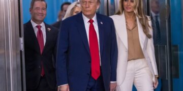 (Фото) Меланија Трамп привлече внимание во ОН во бела комбинација