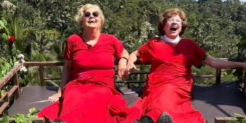 🌍„Патувачките баби“: На 84 години го обиколија светот за 80 дена