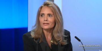 По 800.000 евра и скршено срце, жртвата на „лажниот Бред Пит“ се разведе и пишува книга