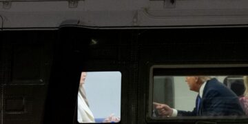(Видео) Камерата ги улови Трамп и Меланија додека се расправаат
