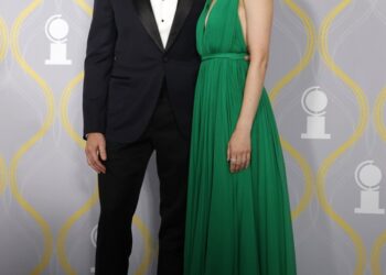 Нов холивудски пар: Хју Џекмен и Сатон Фостер се заедно