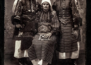 Фотографии од браќата Манаки во старо-ново руво