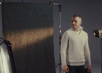 (Видео) „Без да кажеш збор“ – новиот сингл на Мартинијан Кириловски што зборува со тишина, а освојува со емоција