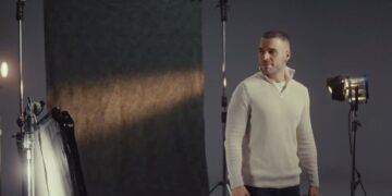 (Видео) „Без да кажеш збор“ – новиот сингл на Мартинијан Кириловски што зборува со тишина, а освојува со емоција