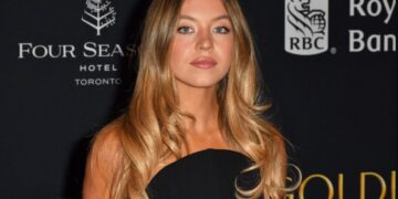 (Фото) Кралицата на деколтето повеќе не го крие своето озлогласено момче: папараците повторно ги фатија