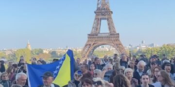 (Видео) Обожаватели во Париз се збогуваа со Халид, „Чардак“ се пееше пред Ајфеловата кула
