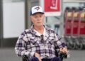 Ѕвездата од „Вовед во анатомија“, Ерик Дејн, фотографиран во инвалидска количка на аеродром, болеста брзо напредува