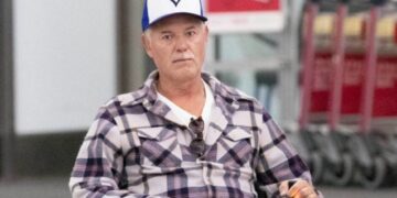 Ѕвездата од „Вовед во анатомија“, Ерик Дејн, фотографиран во инвалидска количка на аеродром, болеста брзо напредува