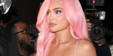 (Фото) Розова секс бомба од бајките: Кајли Џенер ја промовираше својата нова линија