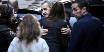 (Фото) Прегратки и бакнежи, Карла Бруни го испрати сопругот Никола Саркози во затвор