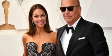 (Фото) По скандалозниот развод од актерот, поранешната сопруга на Кевин Костнер се омажи