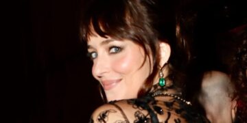 (Фото) „Не ме интересира што мислат луѓето, забавно е да се носи секси фустан“