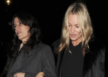 (Фото) Забавата до зори ја уништува: познатата манекенка едвај оди, нејзиното лице ги растажи фановите