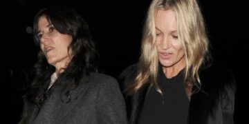 (Фото) Забавата до зори ја уништува: познатата манекенка едвај оди, нејзиното лице ги растажи фановите