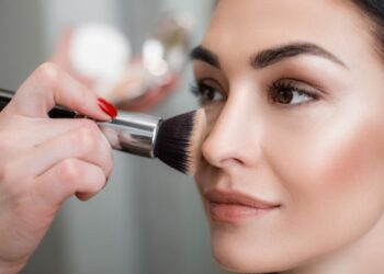 Како да изберете руменило врз основа на вашиот тен и боја на коса?