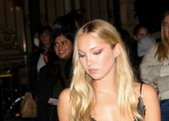 Длабокото деколте за малку ќе направеше проблем: таа успеа навреме да спречи скандал…