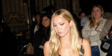 Длабокото деколте за малку ќе направеше проблем: таа успеа навреме да спречи скандал…