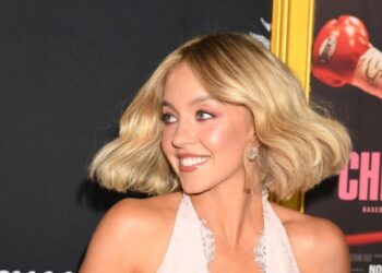 (Видео) Ја скрати косата, а потоа го облече најкраткиот фустан: Сидни Свини повторно ги привлече сите погледи