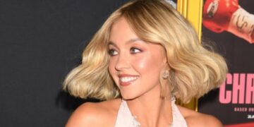 (Видео) Ја скрати косата, а потоа го облече најкраткиот фустан: Сидни Свини повторно ги привлече сите погледи