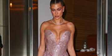 (Видео) Жена со стил: сите гледаа во фустанот што го прегрнуваше нејзиното тело