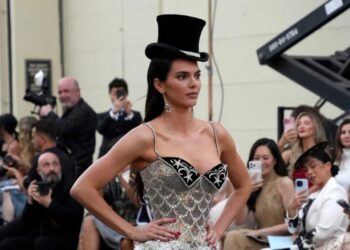 (Видео) „Пред 24 години воздивнувавме по фатална русокоса, денес по огнената бринета“