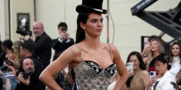 (Видео) „Пред 24 години воздивнувавме по фатална русокоса, денес по огнената бринета“